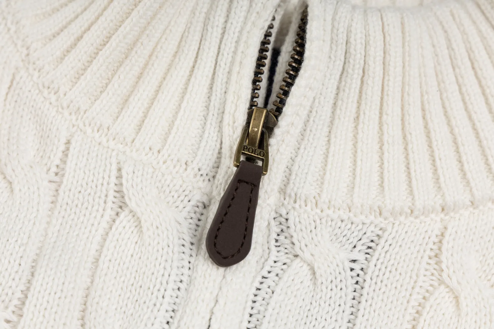 P260 #R98 RALPH LAUREN Ralph Lauren nine-color classic small label embroidery logo full zipper knitted cable cardigan sweater, high-density LOGO embroidery on the chest, original customization of tag accessories. Made of pure cotton yarn, pure cotton is skin-friendly and comfortable, small label war horse embroidered twist zipper cardigan sweater 🐎 high quality, follow the blogger to learn how to wear it! Let’s buy a Ralph Lauren cable sweater. It’s a super hard-to-find series after it became popular. It’s hard to find one on the official website. It’s simple and practical to wear, with a lazy and loose feel. The thickened fabric has more texture, feels soft and delicate, and has a loose fit. Whether worn alone or layered, you can wear different styles of fashion with just one piece!   Size：XS S M L